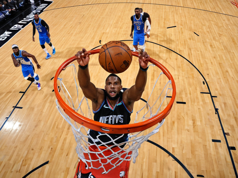 NBA常规赛中球员在篮下完成关键得分的画面